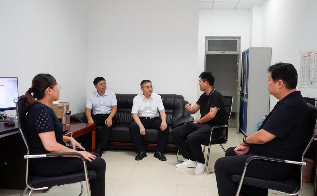 20250908高峰书记看望高层次人才5.JPG