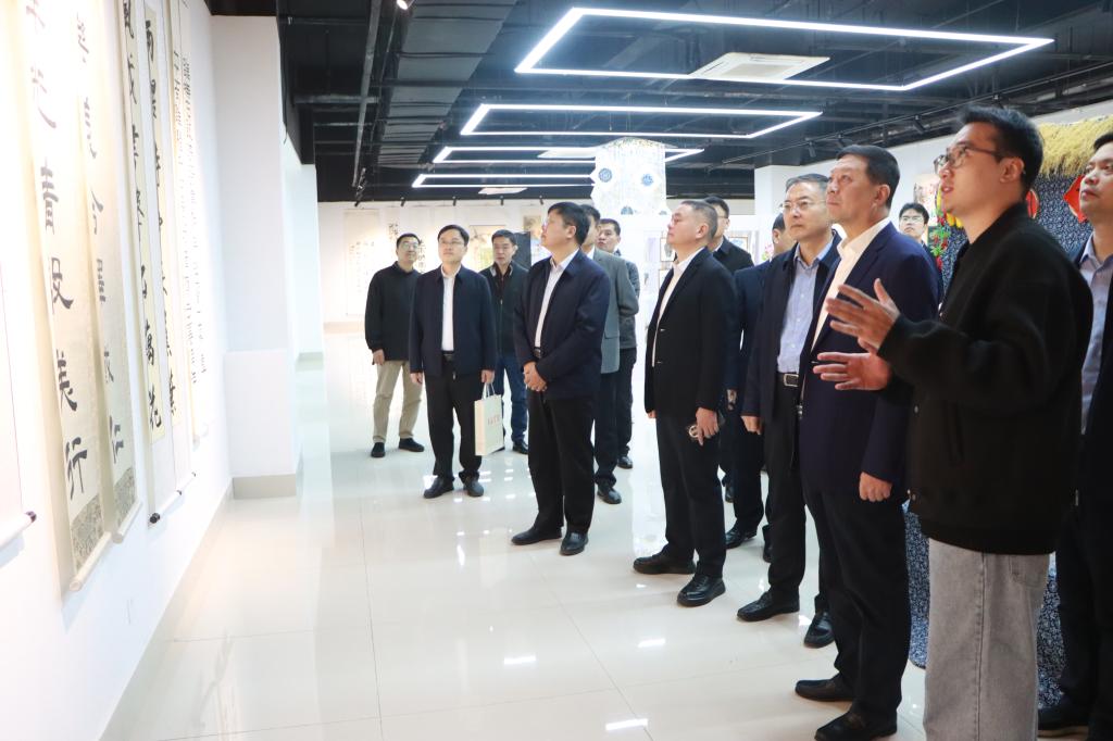 20241021陈永生部长、左文副市长来我校调研 (2).jpg